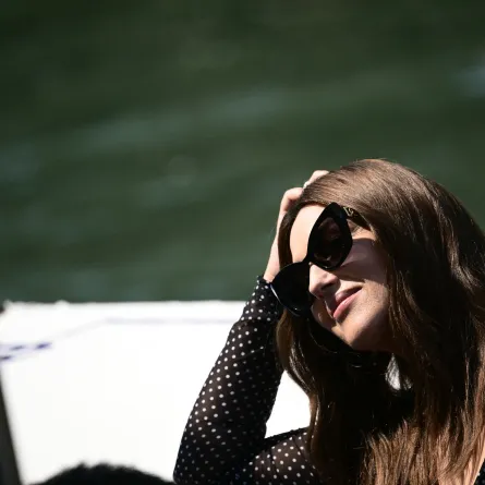 مونيكا بيللوتشي Monica Bellucci بعد مغادرتها جلسة التصوير الخاصة بفيلم "Beetlejuice Beetlejuice"  خلال مهرجان البندقية السينمائي الدولي الحادي والثمانين في فينيسيا ليدو، Photo by Marco BERTORELLO / AFP)