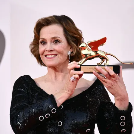 سيغورني ويفر بعد حصولها على جائزة الأسد الذهبي للإنجاز مدى الحياة خلال حفل افتتاح مهرجان فينيسيا السينمائي الدولي الحادي والثمانين في فينيسيا ليدو (Sigourney Weaver after receiving the Golden Lion For Lifetime Achievement during the opening ceremony of the 81st International Venice Film Festival at Venice Lido). مصدر الصورة: Marco BERTORELLO / AFP