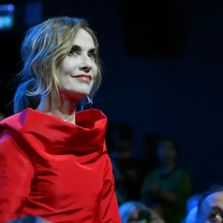 إيزابيل هوبير خلال حفل افتتاح مهرجان فينيسيا السينمائي الدولي الحادي والثمانين في فينيسيا ليدو (Isabelle Huppert during the opening ceremony of the 81st International Venice Film Festival at Venice). مصدر الصورة: Lido Alberto PIZZOLI / AFP