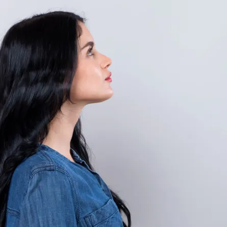 امرأة شابة تتأمل 