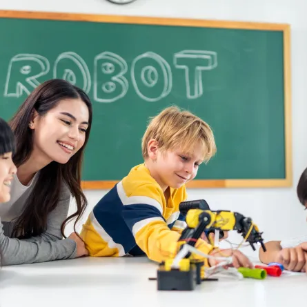 صورة روبوت في الفصل