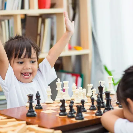 صورة تعبر عن عدم تقبل طفلة للخسارة