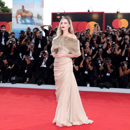 أنجلينا جولي تحضر السجادة الحمراء لفيلم "ماريا" خلال مهرجان فينيسيا السينمائي الدولي الحادي والثمانين في فينيسيا بإيطاليا (Angelina Jolie attends a red carpet for the series "Maria" during the 81st Venice International Film Festival in Venice, Italy). مصدر الصورة: Andreas Rentz/Getty Images