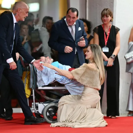 أنجلينا جولي Angelina Jolie تتحدث إلى شخص من ذوي الإحتياجات الخاصة في مهرجان فينيسيا 2024 (مصدر الصورة: Alberto PIZZOLI / AFP)