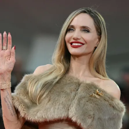 أنجلينا جولي تحضر السجادة الحمراء لفيلم "ماريا" خلال مهرجان فينيسيا السينمائي الدولي الـ81 في فينيسيا ليدو (Angelina Jolie attends the red carpet of the movie "Maria" during the 81st International Venice Film Festival at Venice Lido). مصدر الصورة: Alberto PIZZOLI / AFP