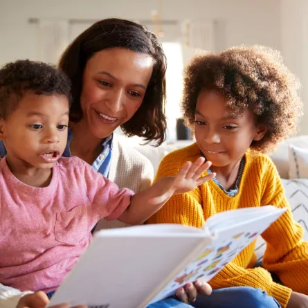 صورة أم تقرأ لأطفالها