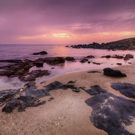 جانب من شاطئ أملج