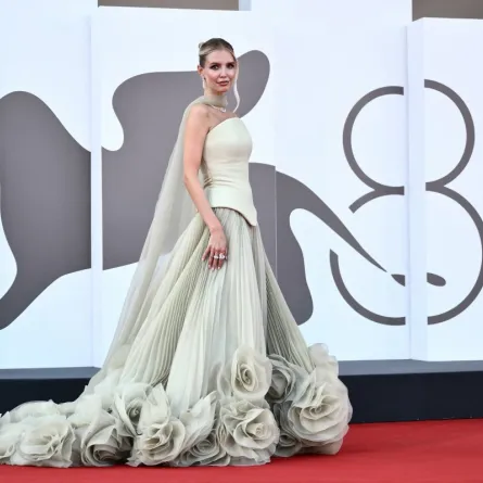 المؤثرة ليوني هان Leonie Hanne  في مهرجان فينيسيا السينمائي 81 (مصدر الصورة  Marco BERTORELLO / AFP)