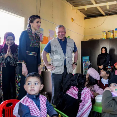 الملك عبد الله الثاني وزوجته الملكة رانيا في منطقة الديسة في صحراء وادي رم جنوب الأردن (King Abdullah II and his wife Queen Rania in Disah in Jordan's southern Wadi Rum desert). مصدر الصورة: Jordanian Royal Palace / AFP