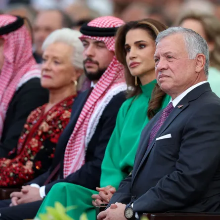 الملك عبدالله الثاني والملكة رانيا وولي العهد الأمير حسين والأميرة منى في قصر رغدان في عمان (King Abdullah II, Queen Rania, Crown Prince Hussein and Princess Muna at the Raghdan Royal Palace in Amman). مصدر الصورة: Khalil MAZRAAWI / AFP