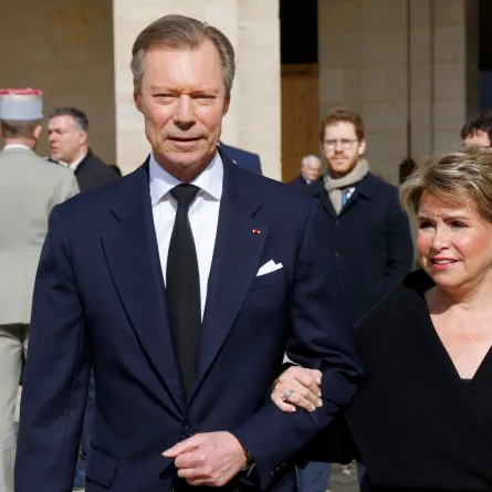 الدوق الأكبر هنري والدوقة الكبرى ماريا تيريزا في فندق ليزانفاليد في باريس (Grand-Duke Henri and Grand-Duchess Maria Teresa at the Hotel des Invalides in Paris). مصدر الصورة: Ludovic MARIN / POOL / AFP