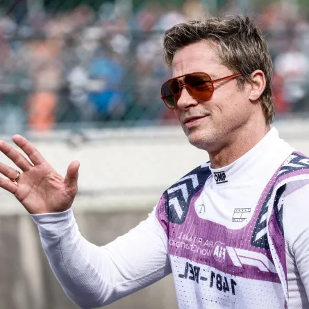 براد بيت قبل سباق جائزة بلجيكا الكبرى للفورمولا واحد على حلبة سبا فرانكورشان في سبا (Brad Pitt ahead of the Formula One Belgian Grand Prix at the Spa-Francorchamps Circuit in Spa). مصدر الصورة: Simon Wohlfahrt / AFP