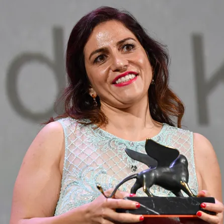 المخرجة سؤدد كعدان بعد حصولها على جائزة ‏Lion of the Future‏ في فينسيا- ‏Director Soudade Kaadan poses ‎after she received the Lion of the Future "Luigi De Laurentiis" Venice Award‏ - مصدر الصورة: ‏‏(‏Photo by Alberto PIZZOLI / AFP‏)‏