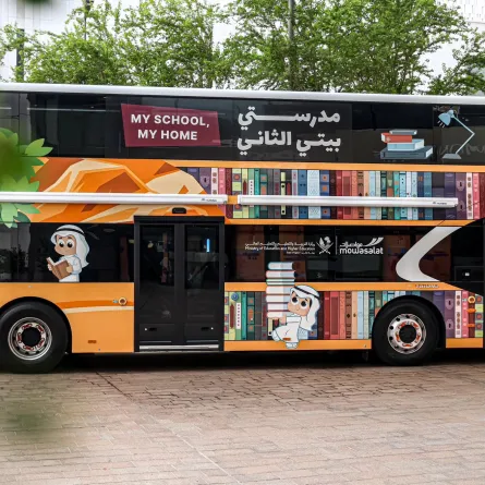 حافلة المكتبة المتنقلة. الصورة من الحساب الرسمي لوزارة التربية والتعليم والتعليم العالي على منصة x