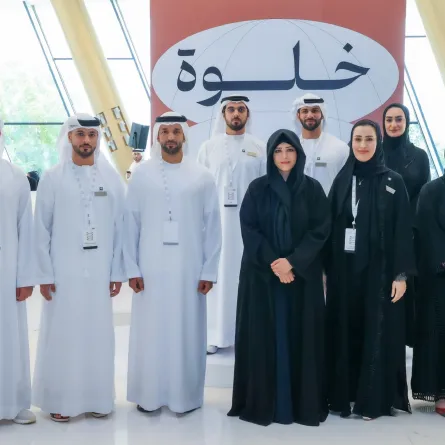 الشيخة لطيفة بنت محمد بن راشد آل مكتوم مع حضور خلوة شباب دبي. الصورة من مكتب دبي الإعلامي