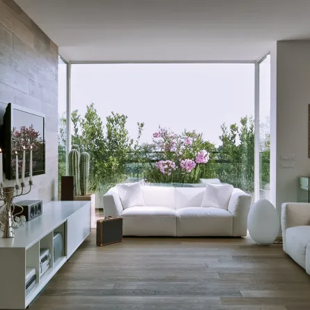 صالة منزلية مشرفة على الحديقة