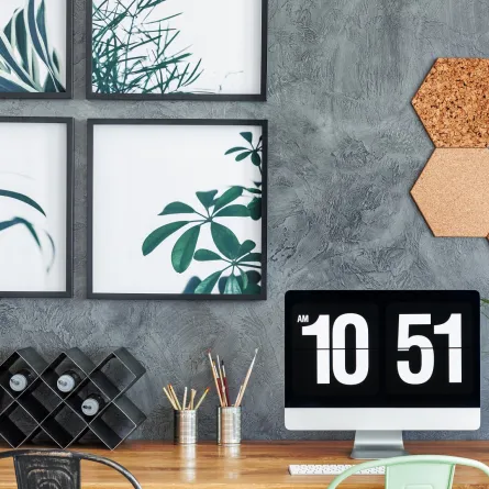 مجموعة من اللوحات تزين حائط المكتب المنزلي