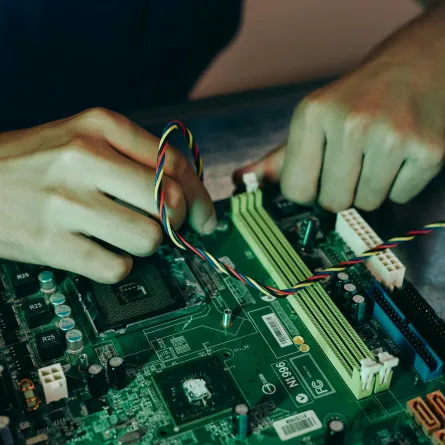 تدشين البرنامج التدريبي المتقدم على تقنيات تصميم الرقائق الإلكترونية الرقمية -pexels by mikhail nilov