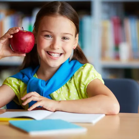 طالبة وطعام صحي يدفع للتركيز