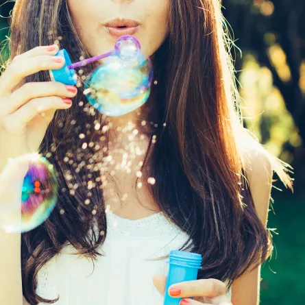 امرأة تتمتع بشخصية طفولية 