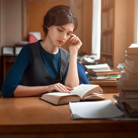  طالبة جامعية تقرأ كتاباً لتزيد من ثقافتها ومعرفتها 