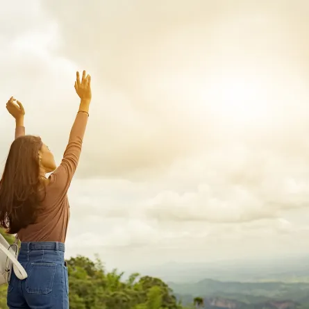 فتاة متفائلة بين أحضان الطبيعية