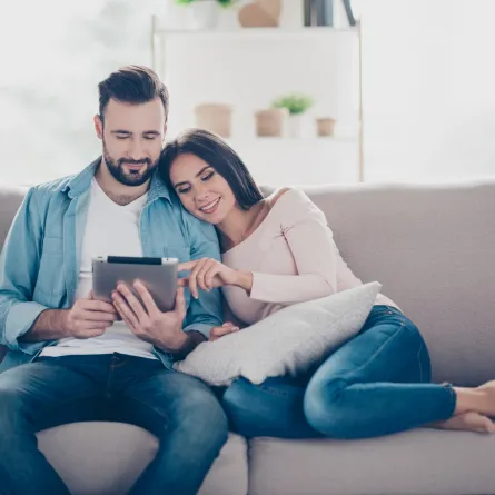 زوجة تجلس بجانب زوجها 