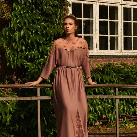 تصاميم هاشمي Hashimi - الصورة من مكتب العلاقات العامة للعلامة 