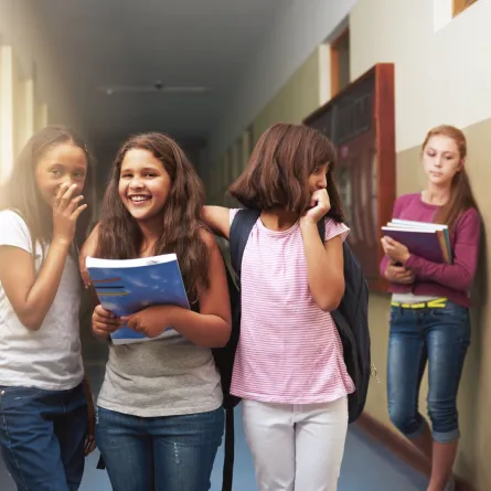 صورة فتيات يسخرن من زميلتهن في المدرسة