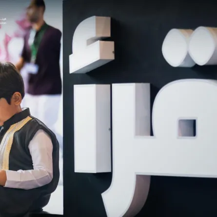 كاتب أمريكي يشيد بريادة السعودية في الطاقة المتجددة - الصورة من حساب معرض الرياض الدولي للكتاب على إكس