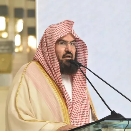 الفتاوى لا تؤخذ ممن يجلسون خلف مواقع التواصل الاجتماعي - الصورة من رئاسة الشؤون الدينية بالمسجد الحرام والمسجد النبوي على إكس