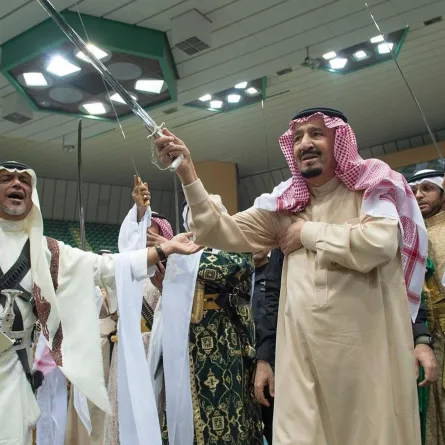 العرضة السعودية إرث يحكي قصص الترابط بين القيادة والشعب - الصورة من واس