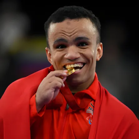 المصري محمد المنياوي يفوز بذهبية بارالمبياد باريس 2024 في رفع الأثقال  