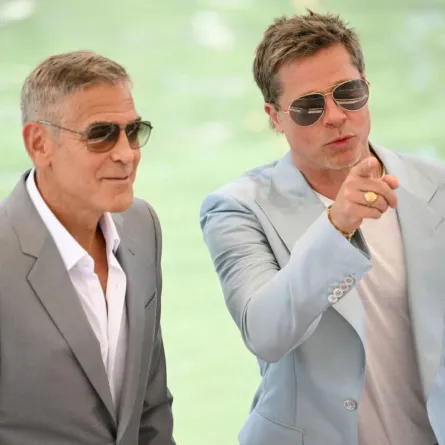 براد بيت وجورج كلوني في كازينو بيير خلال مهرجان البندقية السينمائي الدولي الحادي والثمانين في البندقية ليدو (Brad Pitt and George Clooney at the Casino pier during the 81st Venice International Film Festival at Venice Lido). مصدر الصورة: Marco BERTORELLO / AFP