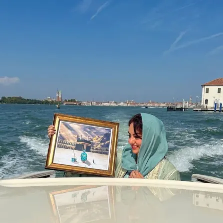 نبيلة أبو الجدايل مع لوحة " واسجد واقترب " في مهرجان فينسيا السينمائي 