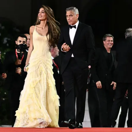 جورج كلوني وزوجته أمل يحضران السجادة الحمراء لفيلم "Wolfs" خلال مهرجان فينيسيا السينمائي الدولي الحادي والثمانين في فينيسيا ليدو (George Clooney and his wife Amal attend the red carpet of the movie "Wolfs" during the 81st International Venice Film Festival at Venice Lido). مصدر الصورة: Marco BERTORELLO / AFP