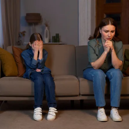 والدة منزعجة من طفلتها