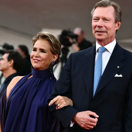   الدوق الأكبر هنري من لوكسمبورغ وزوجته الدوقة الكبرى ماريا تيريزا من لوكسمبورغ خلال مهرجان فينيسيا السينمائي الدولي الحادي والثمانين في فينيسيا (Grand Duke Henri of Luxembourg and his wife Grand Duchess Maria Teresa of Luxembourg during the 81st International Venice Film Festival at Venice Lido). مصدر الصورة:  Marco BERTORELLO / AFP