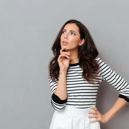 فتاة تضع يدها تحت ذقنها وتفكر بطريقة ناقدة