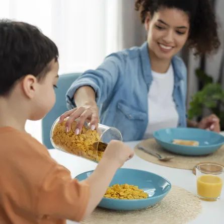 صورة لطفل يتناول الطعام