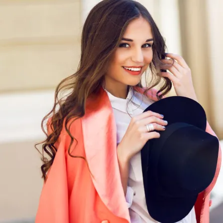 امرأة أنيقة ترتدي بذلة وردية اللون