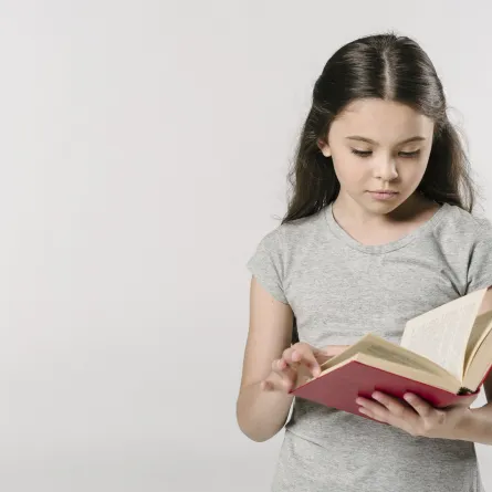 صورة لطفلة تقرأ