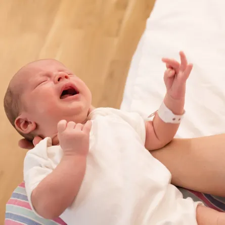 صورة لطفل رضيع يبكي