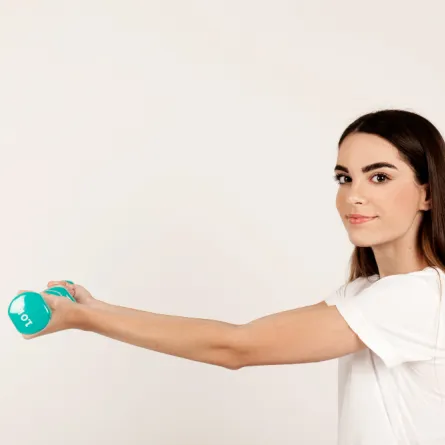 حمل الأوزان يساعد في تقوية عضلات اليدين- المصدر freepik