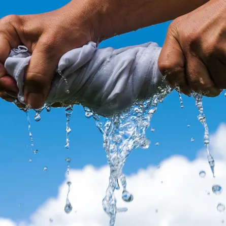 عصر الماء من الملابس