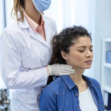 امرأة تفحص رقبتها لدى طبيبة - المصدر freepik