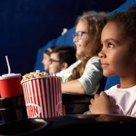 صورة لأطفال يشاهدون فيلماً