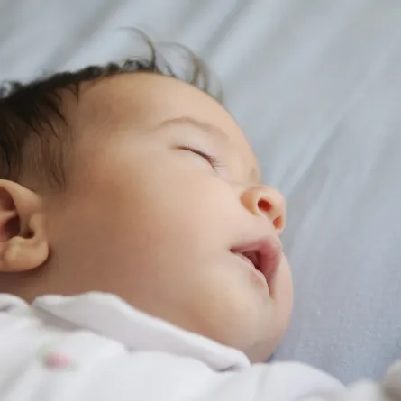 صورة لطفل رضيع نائم