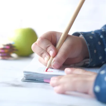 صورة طفل يكتب بالقلم