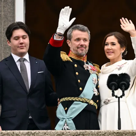 الملك فريدريك العاشر والملكة ماري بجوار ابنهما ولي العهد كريستيان يقفان على شرفة قصر كريستيانسبورغ في كوبنهاغن، الدنمارك (King Frederik X and Queen Mary next to their son, the new Crown Prince Christian stand on the balcony of Christiansborg Palace in Copenhagen, Denmark). مصدر الصورة: Jonathan NACKSTRAND / AFP